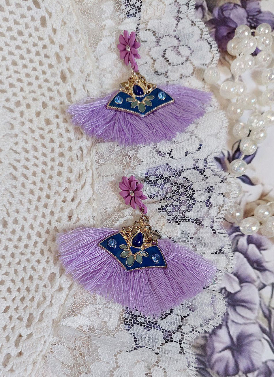 Boucles d'oreilles lilas à pompons, breloques émaillées et puces fleurs.