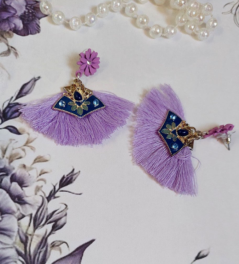 Boucles d'oreilles pendantes lilas avec pompons et breloques émaillées.