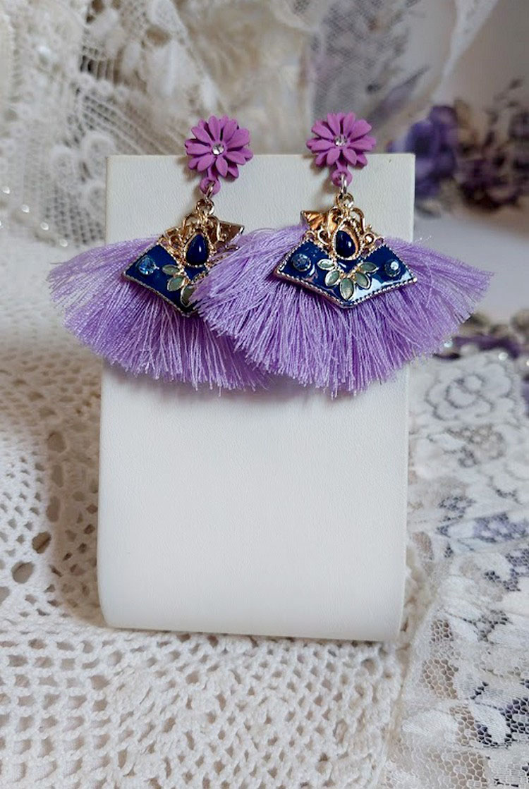 Boucles d'oreilles lilas avec pompons et breloques émaillées.