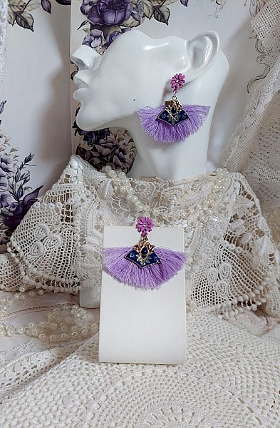 Boucles d'oreilles lilas à pompons et breloques émaillées.