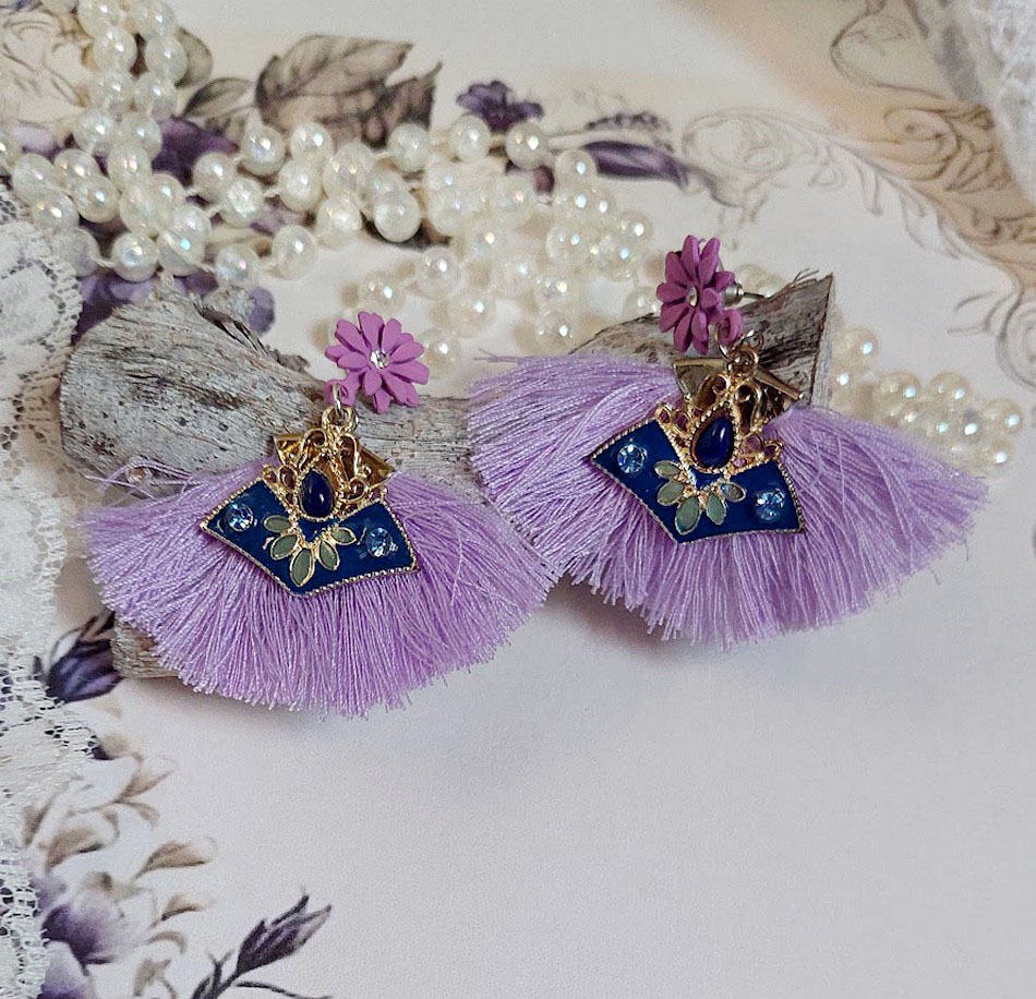 Boucles d'oreilles lilas à pompons, breloques émaillées et puces fleurs.