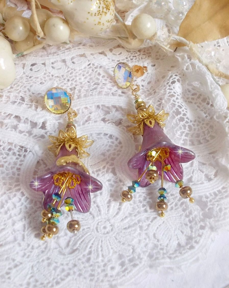BO Lisi&egrave;re de For&ecirc;t Fleurie avec des cabochons en Cristal de Swarovski mont&eacute;s sur clous d&rsquo;oreilles en Laiton. Les toupies illuminent les breloques dentelles, coupelles, c&ocirc;nes et perles