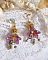 BO Lisi&egrave;re de For&ecirc;t Fleurie avec des cabochons en Cristal de Swarovski mont&eacute;s sur clous d&rsquo;oreilles en Laiton. Les toupies illuminent les breloques dentelles, coupelles, c&ocirc;nes et perles