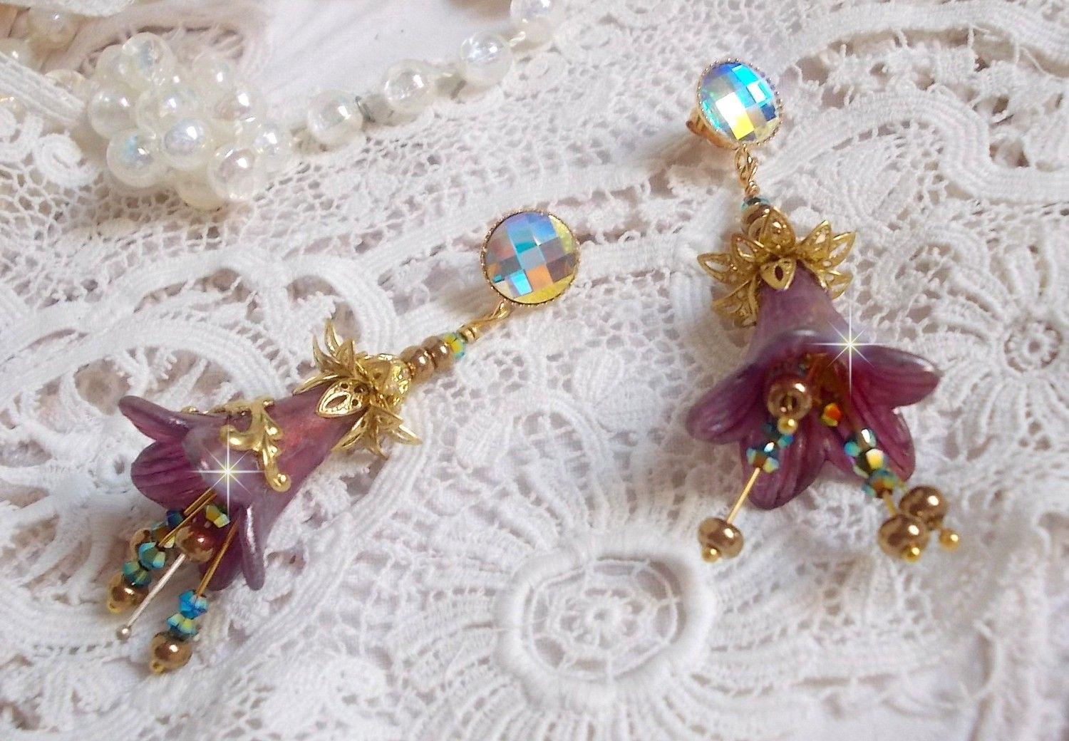 BO Lisi&egrave;re de For&ecirc;t Fleurie avec des cabochons en Cristal de Swarovski mont&eacute;s sur clous d&rsquo;oreilles en Laiton. Les toupies illuminent les breloques dentelles, coupelles, c&ocirc;nes et perles