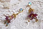 BO Lisi&egrave;re de For&ecirc;t Fleurie avec des cabochons en Cristal de Swarovski mont&eacute;s sur clous d&rsquo;oreilles en Laiton. Les toupies illuminent les breloques dentelles, coupelles, c&ocirc;nes et perles