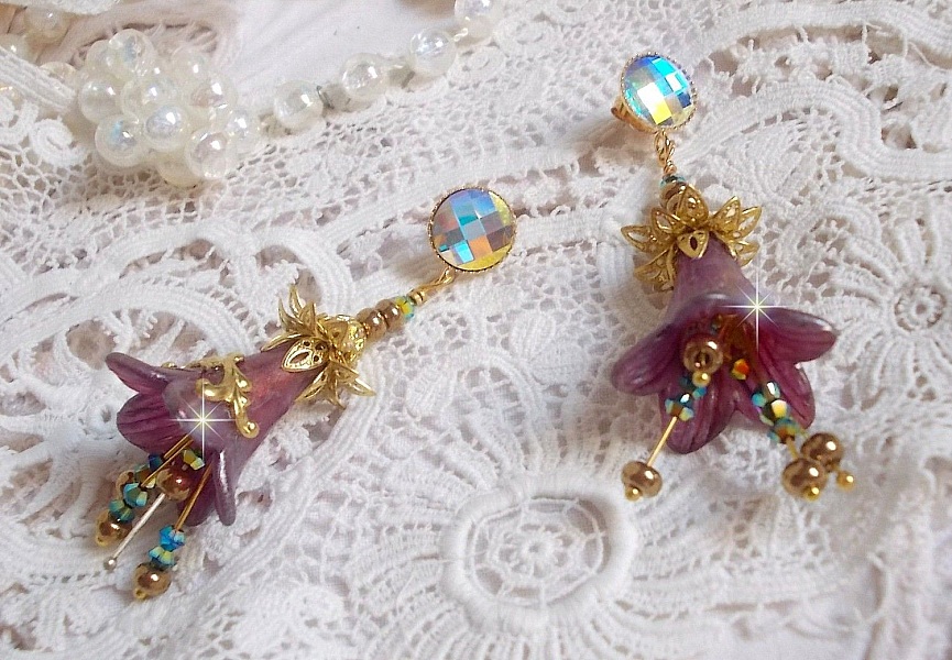 BO Lisi&egrave;re de For&ecirc;t Fleurie avec des cabochons en Cristal de Swarovski mont&eacute;s sur clous d&rsquo;oreilles en Laiton. Les toupies illuminent les breloques dentelles, coupelles, c&ocirc;nes et perles
