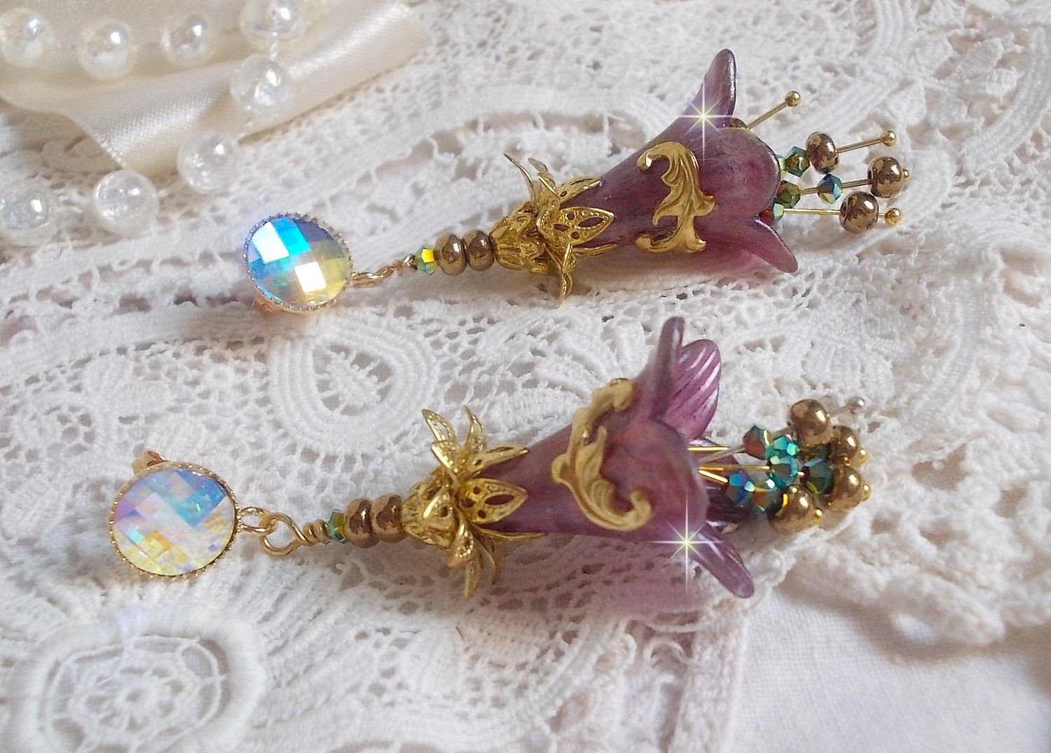 BO Lisi&egrave;re de For&ecirc;t Fleurie avec des cabochons en Cristal de Swarovski mont&eacute;s sur clous d&rsquo;oreilles en Laiton. Les toupies illuminent les breloques dentelles, coupelles, c&ocirc;nes et perles
