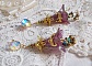 BO Lisi&egrave;re de For&ecirc;t Fleurie avec des cabochons en Cristal de Swarovski mont&eacute;s sur clous d&rsquo;oreilles en Laiton. Les toupies illuminent les breloques dentelles, coupelles, c&ocirc;nes et perles
