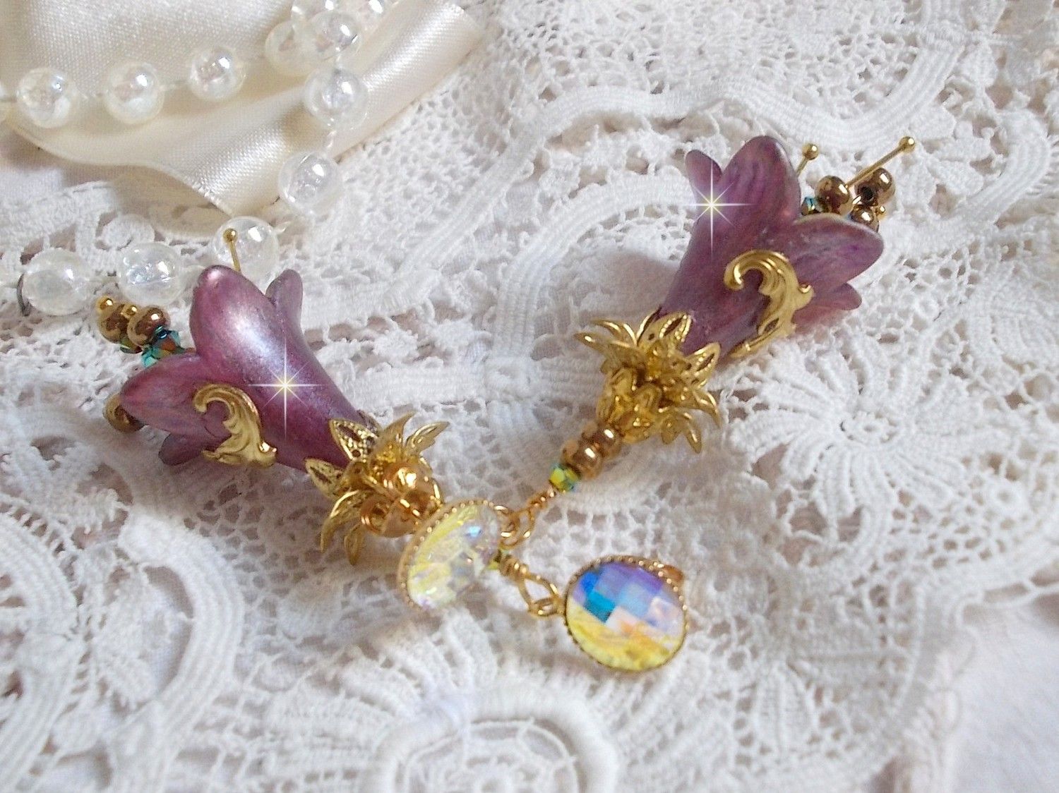 BO Lisi&egrave;re de For&ecirc;t Fleurie avec des cabochons en Cristal de Swarovski mont&eacute;s sur clous d&rsquo;oreilles en Laiton. Les toupies illuminent les breloques dentelles, coupelles, c&ocirc;nes et perles