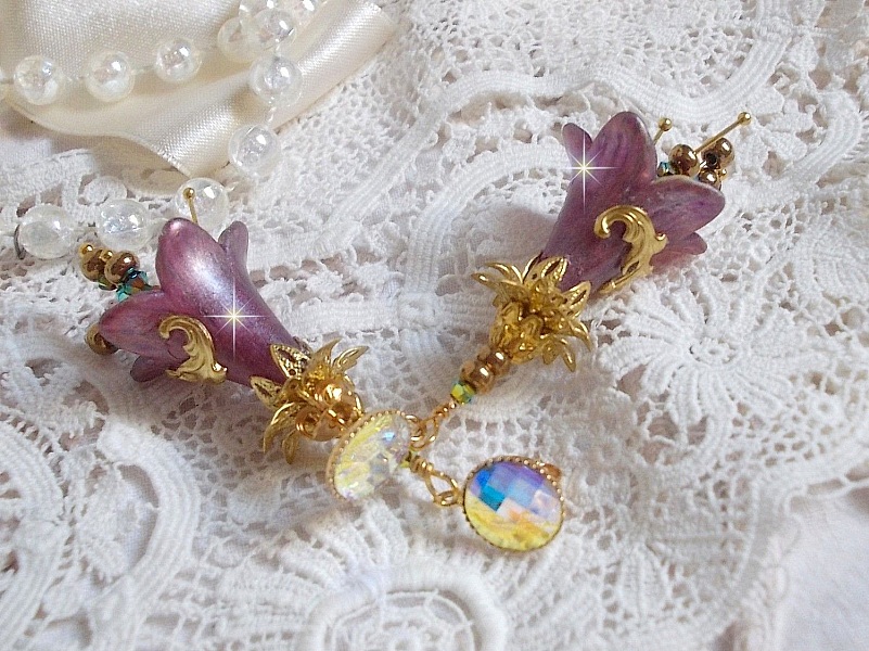 BO Lisi&egrave;re de For&ecirc;t Fleurie avec des cabochons en Cristal de Swarovski mont&eacute;s sur clous d&rsquo;oreilles en Laiton. Les toupies illuminent les breloques dentelles, coupelles, c&ocirc;nes et perles