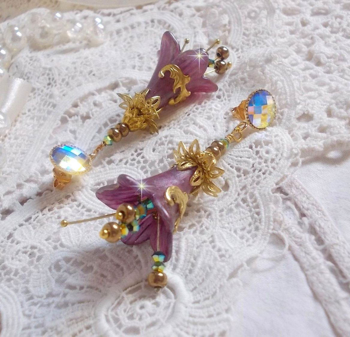 BO Lisi&egrave;re de For&ecirc;t Fleurie avec des cabochons en Cristal de Swarovski mont&eacute;s sur clous d&rsquo;oreilles en Laiton. Les toupies illuminent les breloques dentelles, coupelles, c&ocirc;nes et perles
