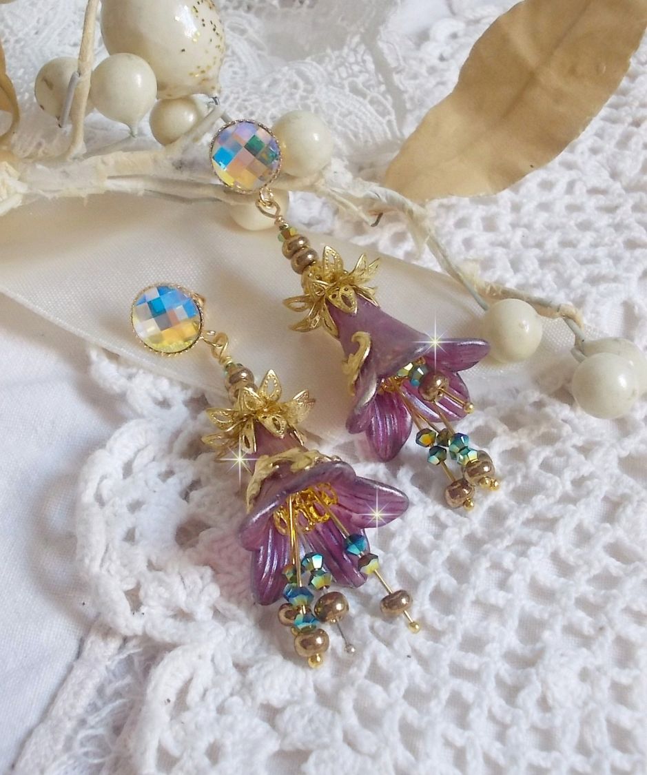BO Lisi&egrave;re de For&ecirc;t Fleurie avec des cabochons en Cristal de Swarovski mont&eacute;s sur clous d&rsquo;oreilles en Laiton. Les toupies illuminent les breloques dentelles, coupelles, c&ocirc;nes et perles