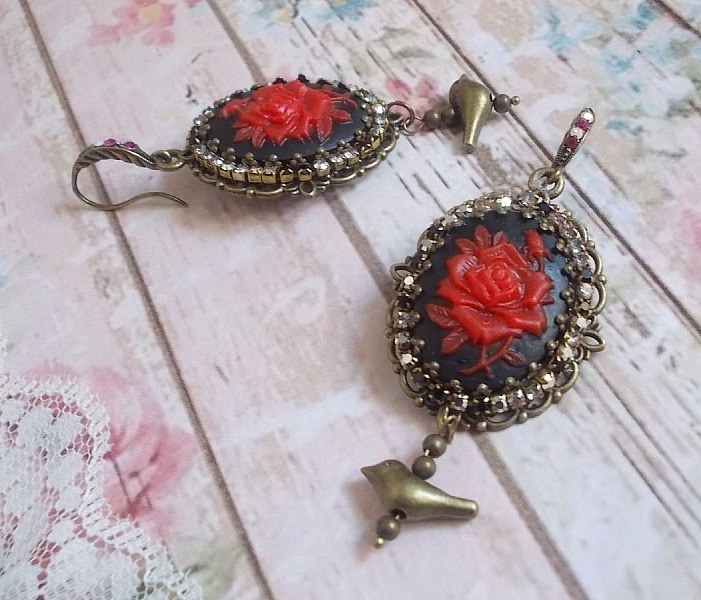 BO Loly Roses cr&eacute;&eacute;es avec des cabochons en r&eacute;sine, une cha&icirc;ne strass en Cristal avec des accessoires de couleur bronze