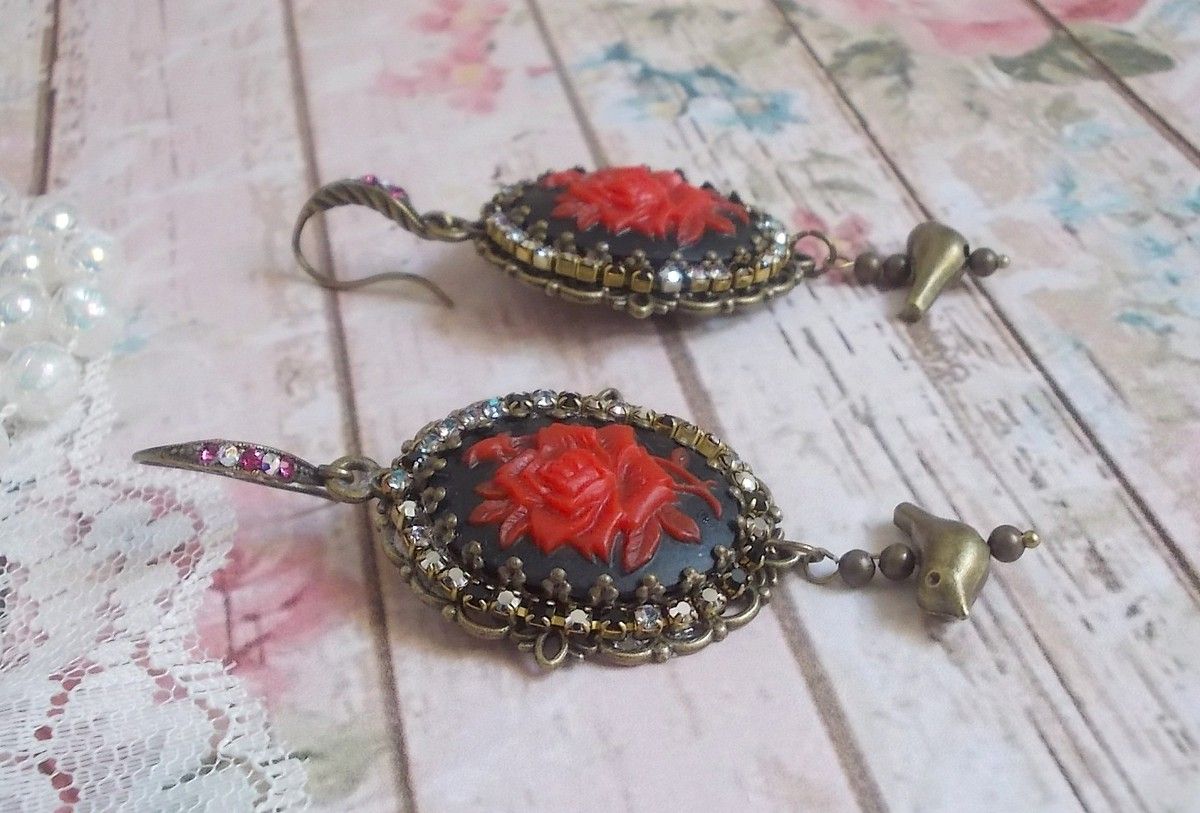 BO Loly Roses cr&eacute;&eacute;es avec des cabochons en r&eacute;sine, une cha&icirc;ne strass en Cristal avec des accessoires de couleur bronze