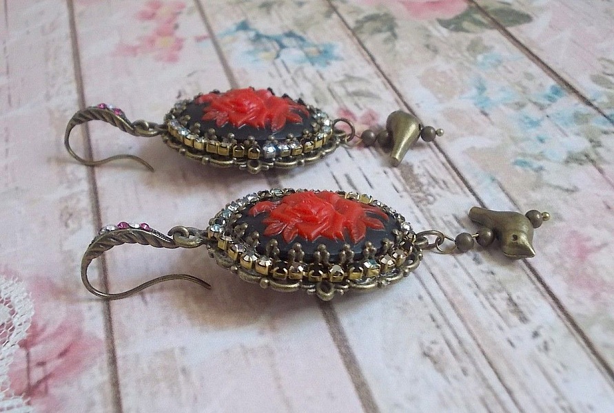 BO Loly Roses cr&eacute;&eacute;es avec des cabochons en r&eacute;sine, une cha&icirc;ne strass en Cristal avec des accessoires de couleur bronze