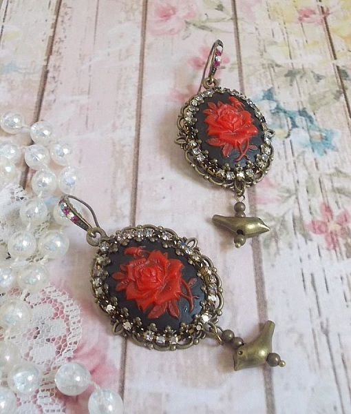 BO Loly Roses cr&eacute;&eacute;es avec des cabochons en r&eacute;sine, une cha&icirc;ne strass en Cristal avec des accessoires de couleur bronze