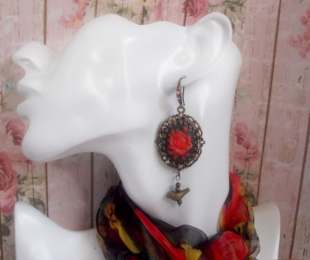 BO Loly Roses cr&eacute;&eacute;es avec des cabochons en r&eacute;sine, une cha&icirc;ne strass en Cristal avec des accessoires de couleur bronze