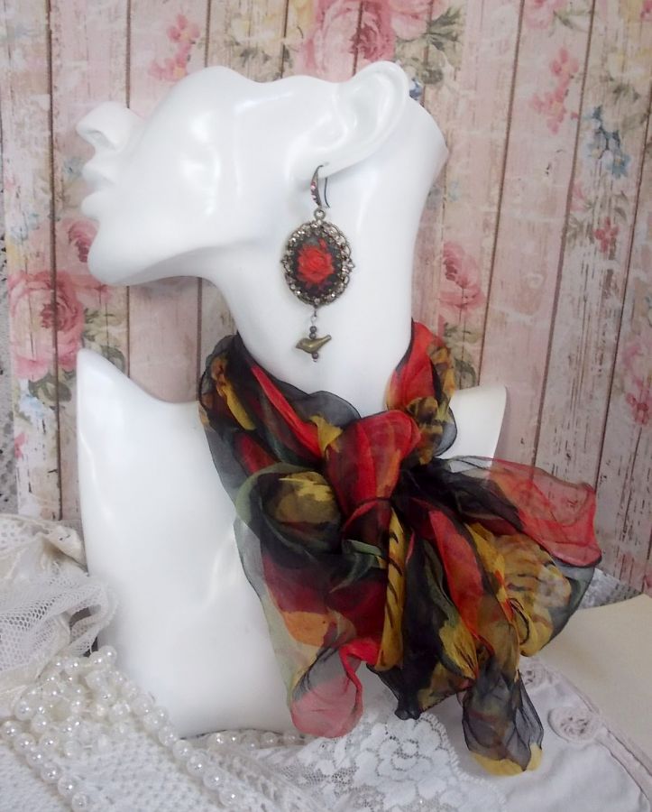 BO Loly Roses cr&eacute;&eacute;es avec des cabochons en r&eacute;sine, une cha&icirc;ne strass en Cristal avec des accessoires de couleur bronze