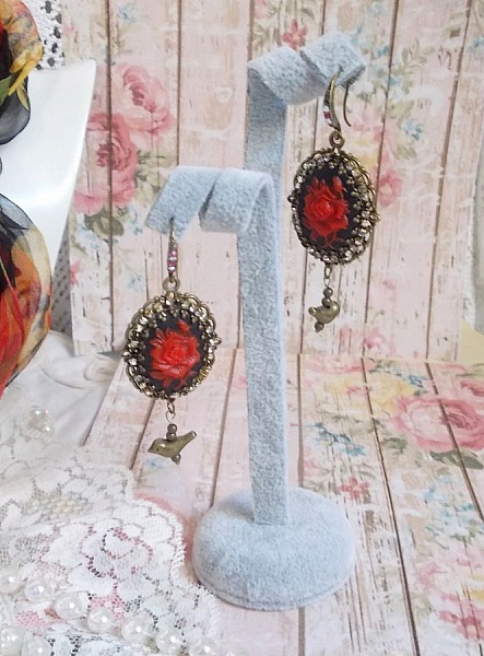 BO Loly Roses cr&eacute;&eacute;es avec des cabochons en r&eacute;sine, une cha&icirc;ne strass en Cristal avec des accessoires de couleur bronze