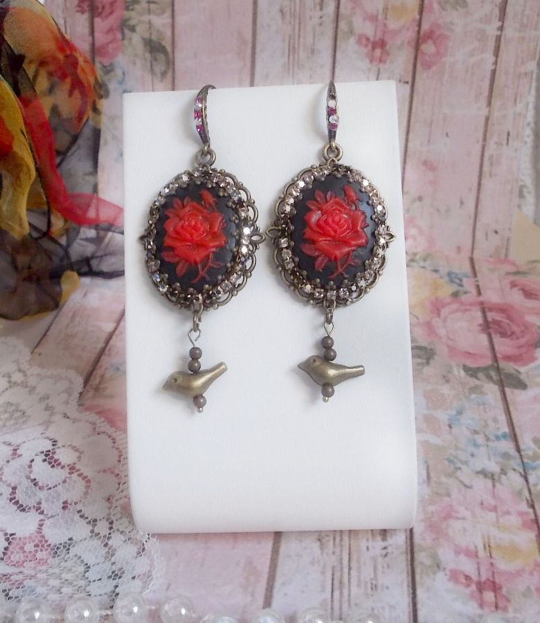 BO Loly Roses cr&eacute;&eacute;es avec des cabochons en r&eacute;sine, une cha&icirc;ne strass en Cristal avec des accessoires de couleur bronze