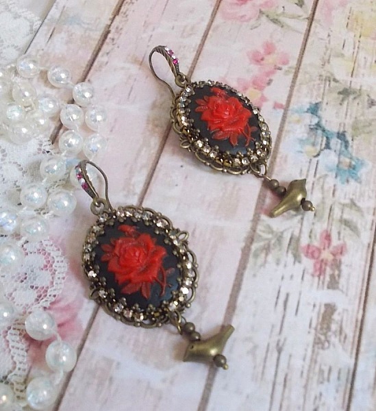 BO Loly Roses cr&eacute;&eacute;es avec des cabochons en r&eacute;sine, une cha&icirc;ne strass en Cristal avec des accessoires de couleur bronze