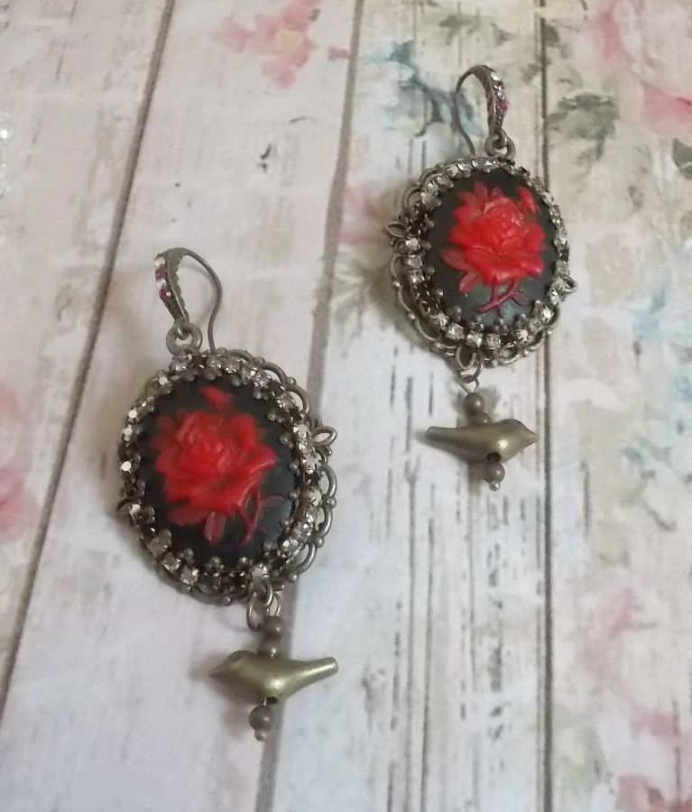 BO Loly Roses cr&eacute;&eacute;es avec des cabochons en r&eacute;sine, une cha&icirc;ne strass en Cristal avec des accessoires de couleur bronze
