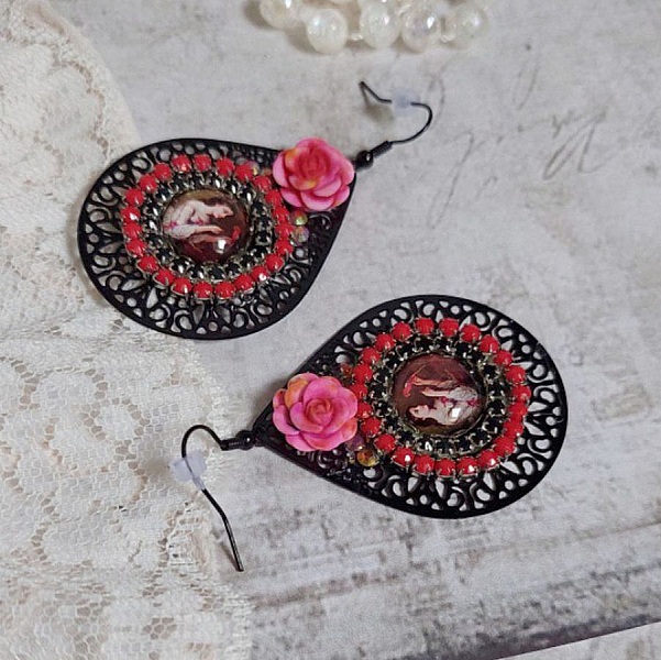 BO Look Coco avec cabochons repr&eacute;sentant une femme et son perroquet, cha&icirc;ne strass, roses en r&eacute;sine, pendentif filigran&eacute;ess et crochets d'oreilles en laiton Noir