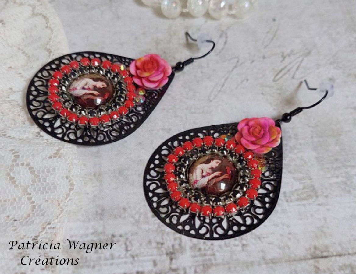 BO Look Coco avec cabochons repr&eacute;sentant une femme et son perroquet, cha&icirc;ne strass, roses en r&eacute;sine, pendentif filigran&eacute;ess et crochets d'oreilles en laiton Noir