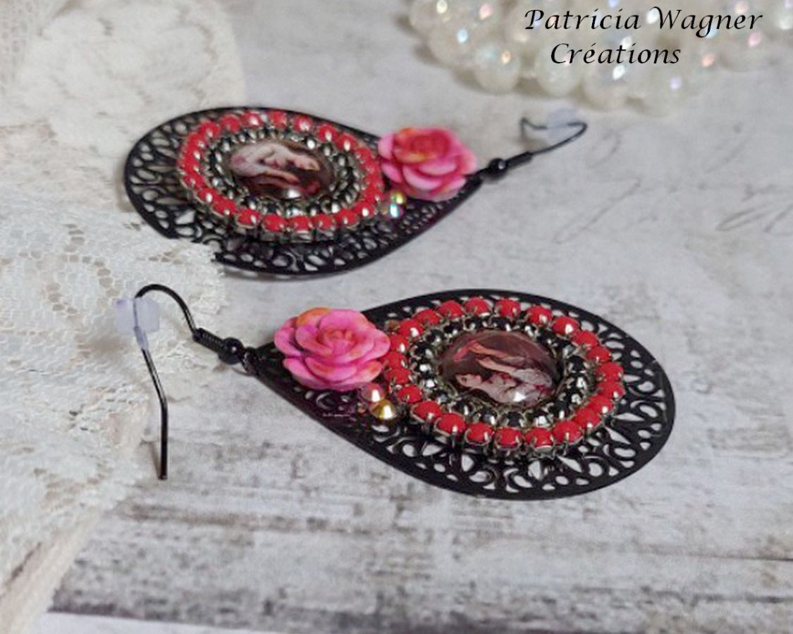 BO Look Coco avec cabochons repr&eacute;sentant une femme et son perroquet, cha&icirc;ne strass, roses en r&eacute;sine, pendentif filigran&eacute;ess et crochets d'oreilles en laiton Noir