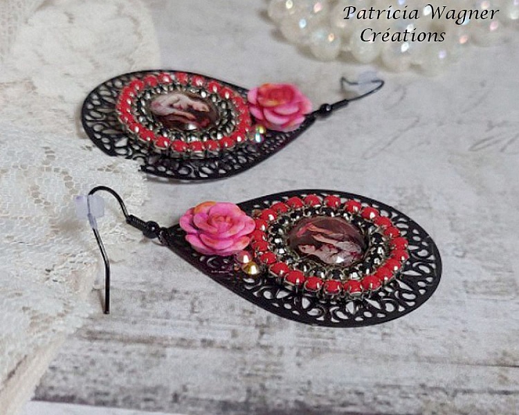 BO Look Coco avec cabochons repr&eacute;sentant une femme et son perroquet, cha&icirc;ne strass, roses en r&eacute;sine, pendentif filigran&eacute;ess et crochets d'oreilles en laiton Noir