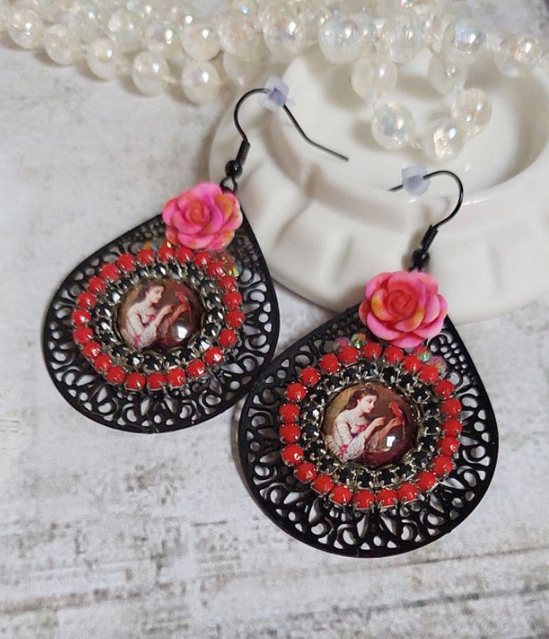 BO Look Coco avec cabochons repr&eacute;sentant une femme et son perroquet, cha&icirc;ne strass, roses en r&eacute;sine, pendentif filigran&eacute;ess et crochets d'oreilles en laiton Noir