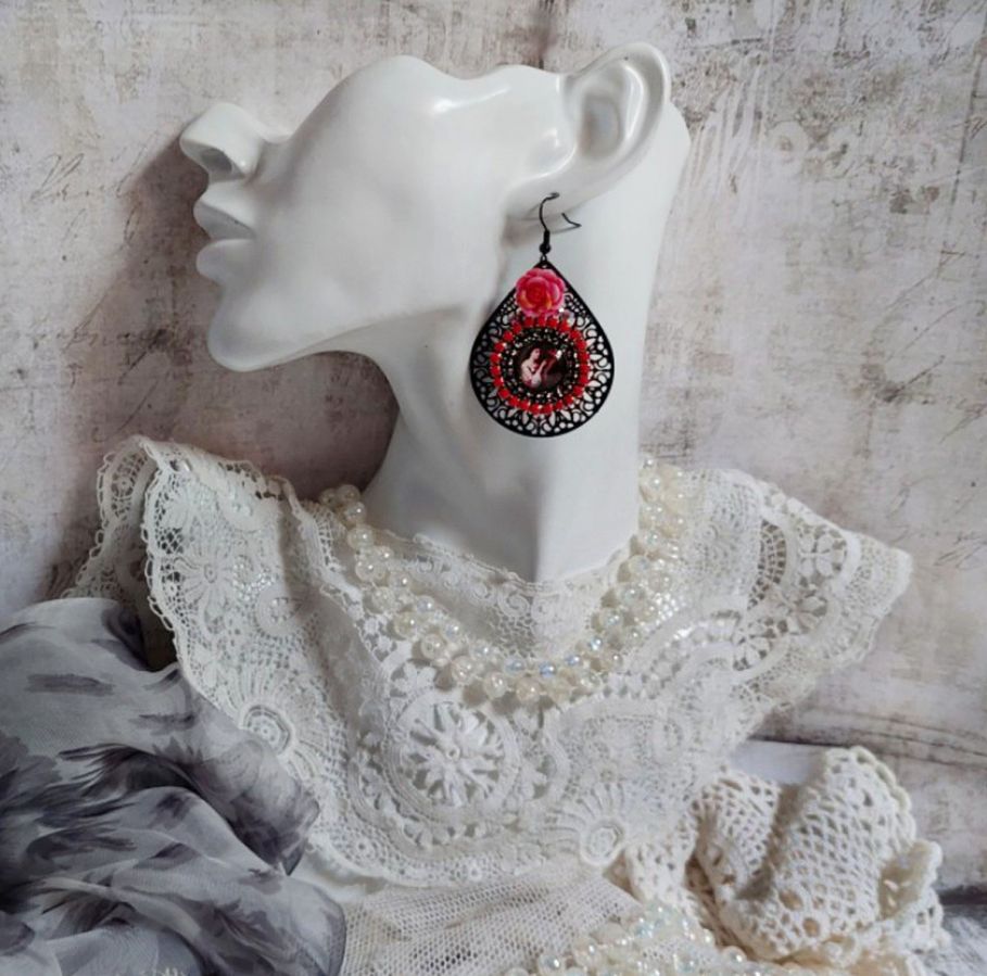 BO Look Coco avec cabochons repr&eacute;sentant une femme et son perroquet, cha&icirc;ne strass, roses en r&eacute;sine, pendentif filigran&eacute;ess et crochets d'oreilles en laiton Noir