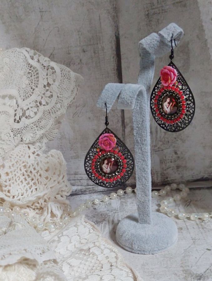 BO Look Coco avec cabochons repr&eacute;sentant une femme et son perroquet, cha&icirc;ne strass, roses en r&eacute;sine, pendentif filigran&eacute;ess et crochets d'oreilles en laiton Noir