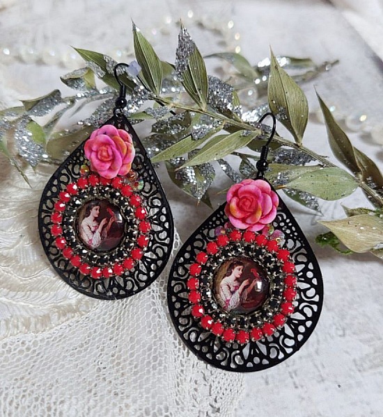 BO Look Coco avec cabochons repr&eacute;sentant une femme et son perroquet, cha&icirc;ne strass, roses en r&eacute;sine, pendentif filigran&eacute;ess et crochets d'oreilles en laiton Noir
