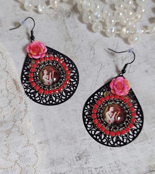 BO Look Coco avec cabochons repr&eacute;sentant une femme et son perroquet, cha&icirc;ne strass, roses en r&eacute;sine, pendentif filigran&eacute;ess et crochets d'oreilles en laiton Noir