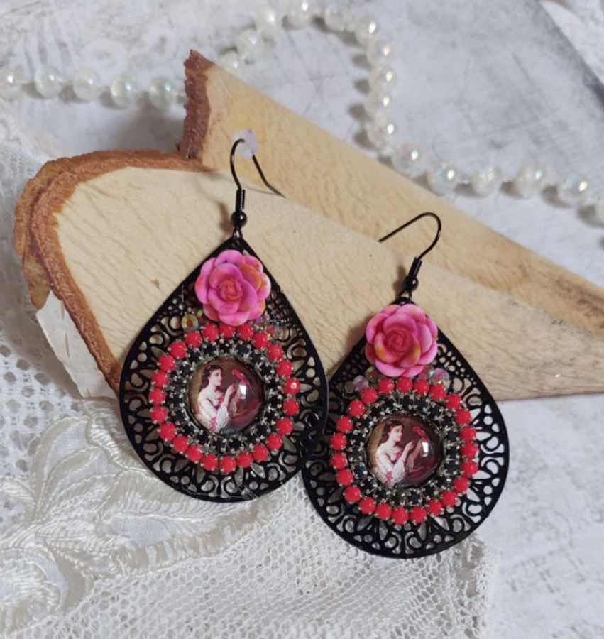 BO Look Coco avec cabochons repr&eacute;sentant une femme et son perroquet, cha&icirc;ne strass, roses en r&eacute;sine, pendentif filigran&eacute;ess et crochets d'oreilles en laiton Noir