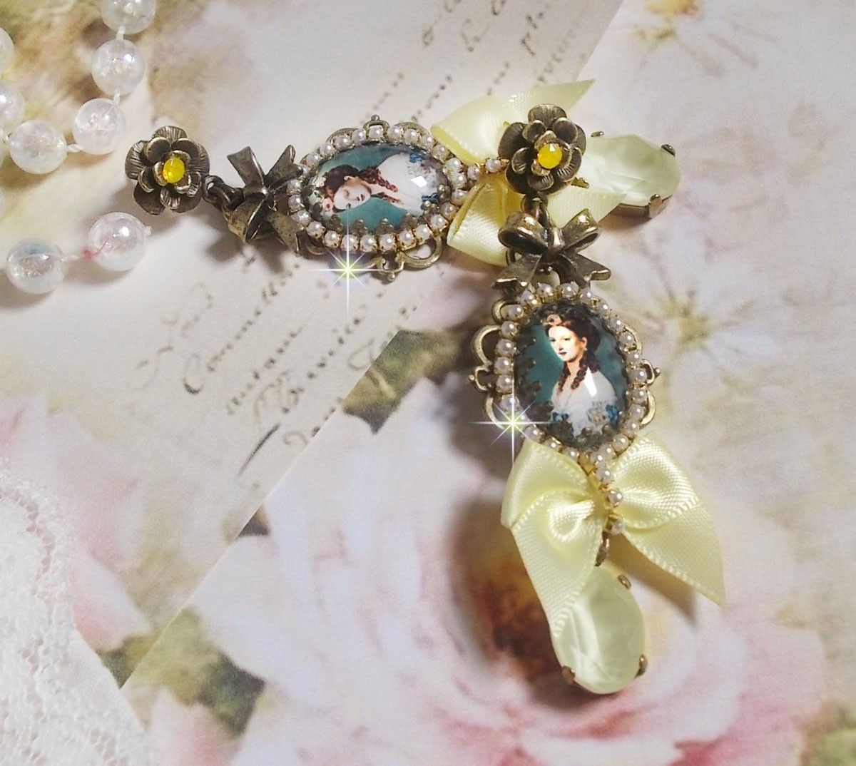 BO Look Princesse cr&eacute;&eacute;es avec des cabochons repr&eacute;sentant une lady princesse, des cristaux, des perles en verre, des accessoires de couleur Bronze et des n&oelig;uds en satin jaune