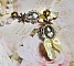 BO Look Princesse cr&eacute;&eacute;es avec des cabochons repr&eacute;sentant une lady princesse, des cristaux, des perles en verre, des accessoires de couleur Bronze et des n&oelig;uds en satin jaune