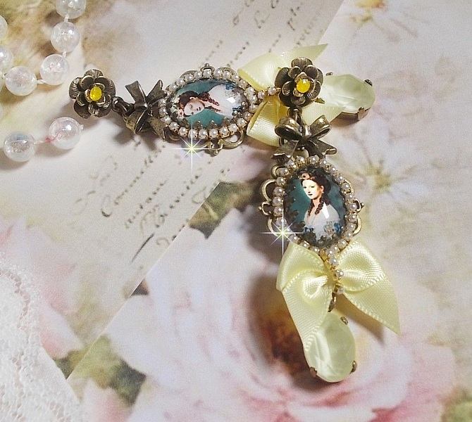 BO Look Princesse cr&eacute;&eacute;es avec des cabochons repr&eacute;sentant une lady princesse, des cristaux, des perles en verre, des accessoires de couleur Bronze et des n&oelig;uds en satin jaune