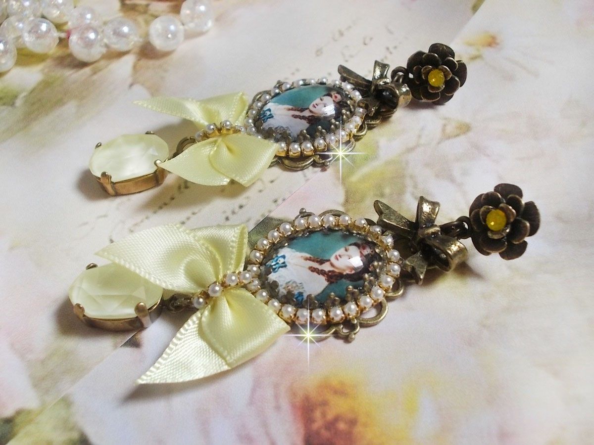 BO Look Princesse cr&eacute;&eacute;es avec des cabochons repr&eacute;sentant une lady princesse, des cristaux, des perles en verre, des accessoires de couleur Bronze et des n&oelig;uds en satin jaune