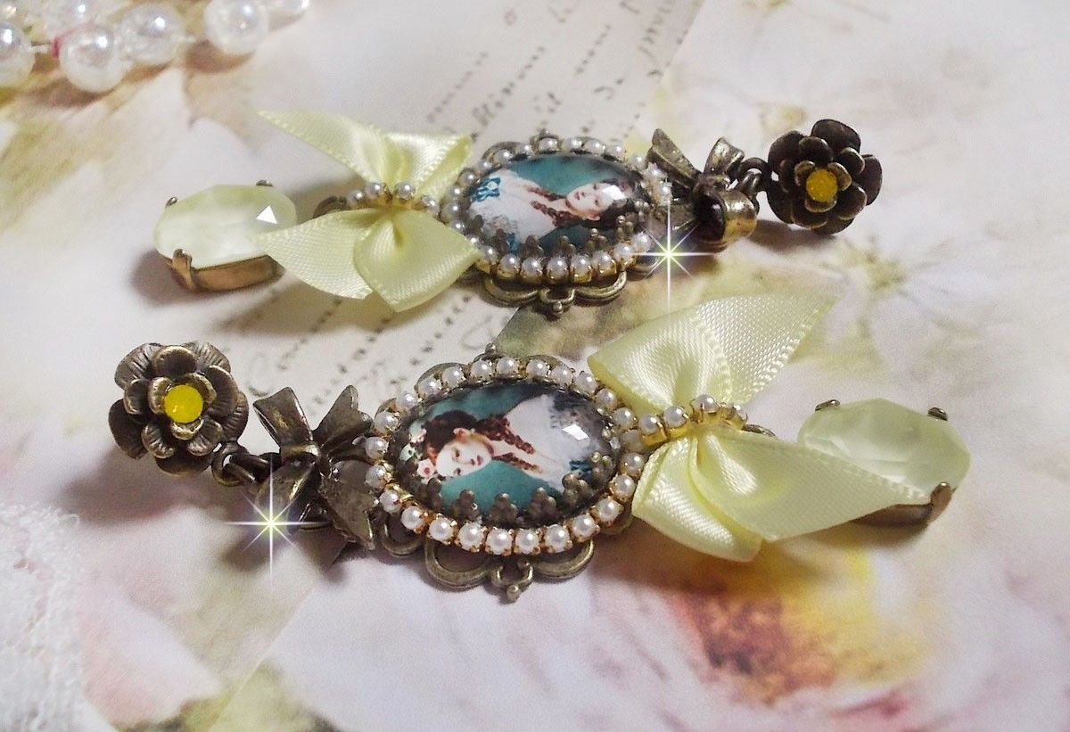BO Look Princesse cr&eacute;&eacute;es avec des cabochons repr&eacute;sentant une lady princesse, des cristaux, des perles en verre, des accessoires de couleur Bronze et des n&oelig;uds en satin jaune