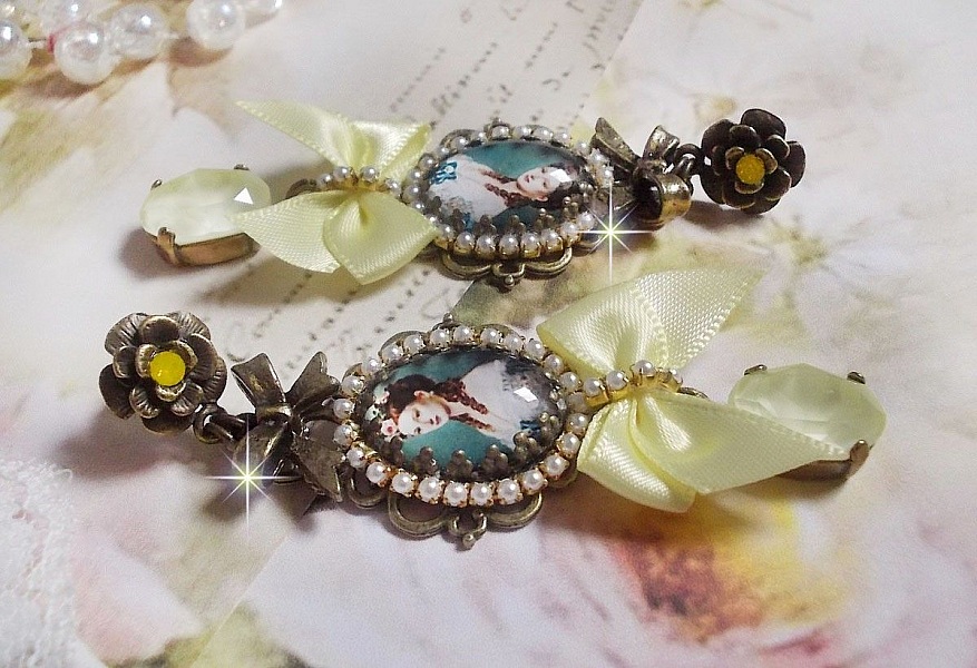 BO Look Princesse cr&eacute;&eacute;es avec des cabochons repr&eacute;sentant une lady princesse, des cristaux, des perles en verre, des accessoires de couleur Bronze et des n&oelig;uds en satin jaune