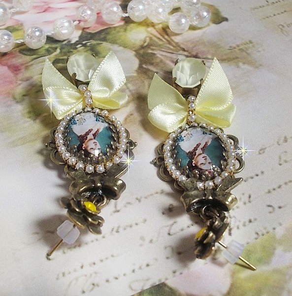 BO Look Princesse cr&eacute;&eacute;es avec des cabochons repr&eacute;sentant une lady princesse, des cristaux, des perles en verre, des accessoires de couleur Bronze et des n&oelig;uds en satin jaune