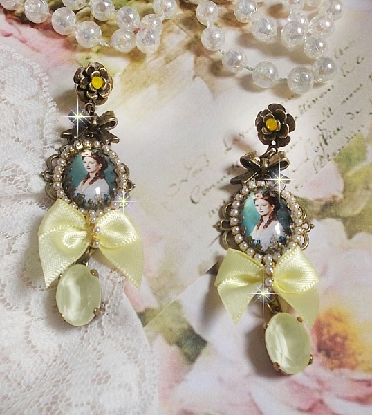 BO Look Princesse cr&eacute;&eacute;es avec des cabochons repr&eacute;sentant une lady princesse, des cristaux, des perles en verre, des accessoires de couleur Bronze et des n&oelig;uds en satin jaune