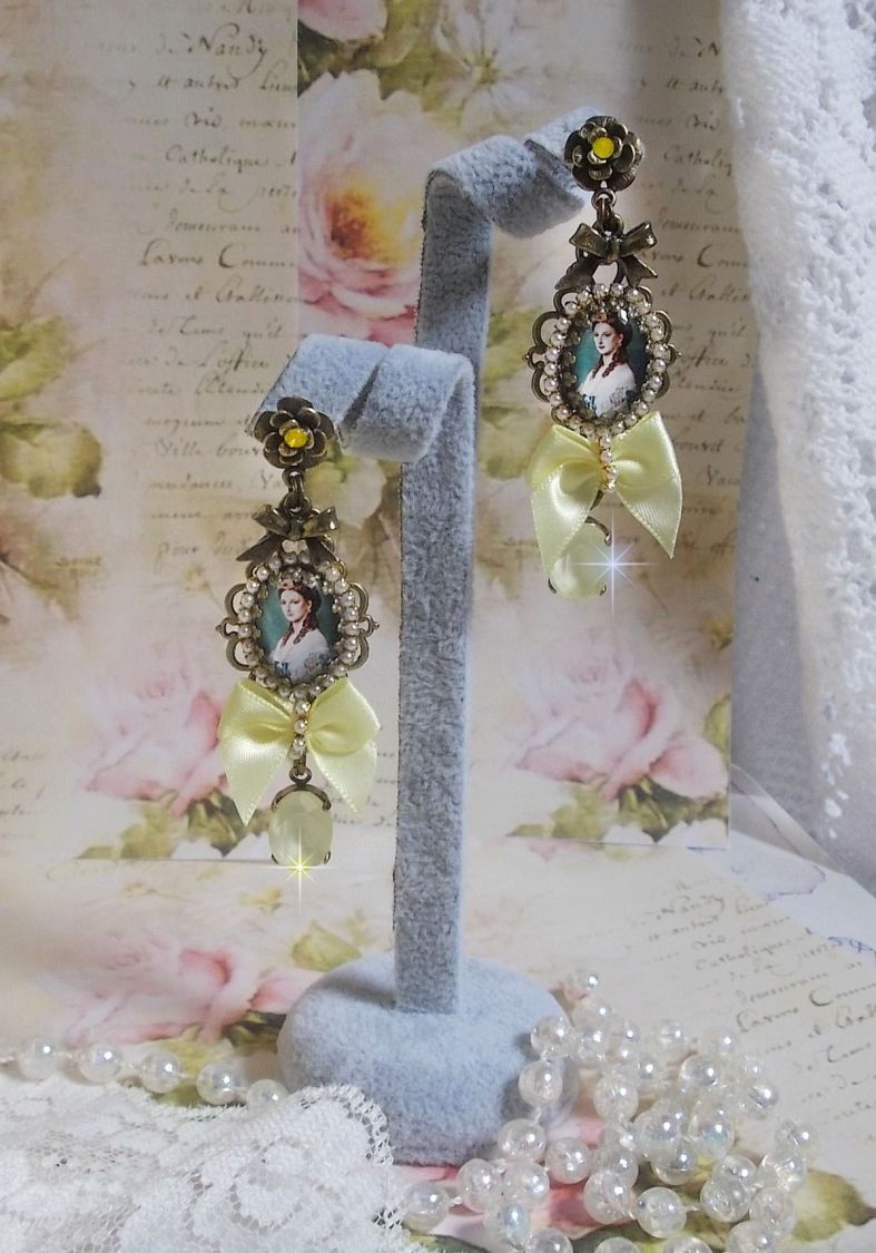 BO Look Princesse cr&eacute;&eacute;es avec des cabochons repr&eacute;sentant une lady princesse, des cristaux, des perles en verre, des accessoires de couleur Bronze et des n&oelig;uds en satin jaune