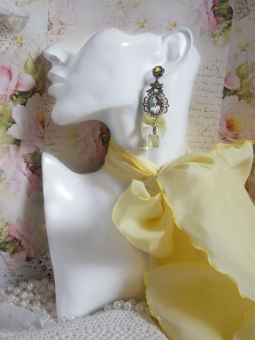 BO Look Princesse cr&eacute;&eacute;es avec des cabochons repr&eacute;sentant une lady princesse, des cristaux, des perles en verre, des accessoires de couleur Bronze et des n&oelig;uds en satin jaune
