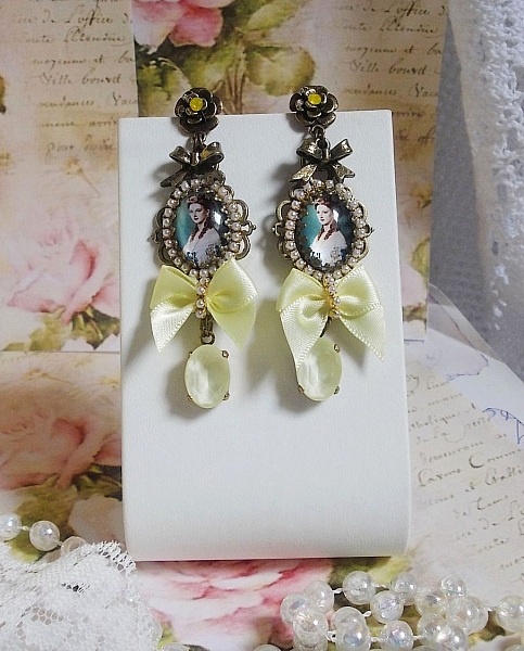 BO Look Princesse cr&eacute;&eacute;es avec des cabochons repr&eacute;sentant une lady princesse, des cristaux, des perles en verre, des accessoires de couleur Bronze et des n&oelig;uds en satin jaune