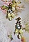 BO Look Princesse cr&eacute;&eacute;es avec des cabochons repr&eacute;sentant une lady princesse, des cristaux, des perles en verre, des accessoires de couleur Bronze et des n&oelig;uds en satin jaune
