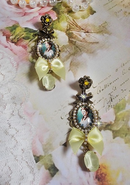 BO Look Princesse cr&eacute;&eacute;es avec des cabochons repr&eacute;sentant une lady princesse, des cristaux, des perles en verre, des accessoires de couleur Bronze et des n&oelig;uds en satin jaune
