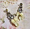 BO Look Princesse cr&eacute;&eacute;es avec des cabochons repr&eacute;sentant une lady princesse, des cristaux, des perles en verre, des accessoires de couleur Bronze et des n&oelig;uds en satin jaune